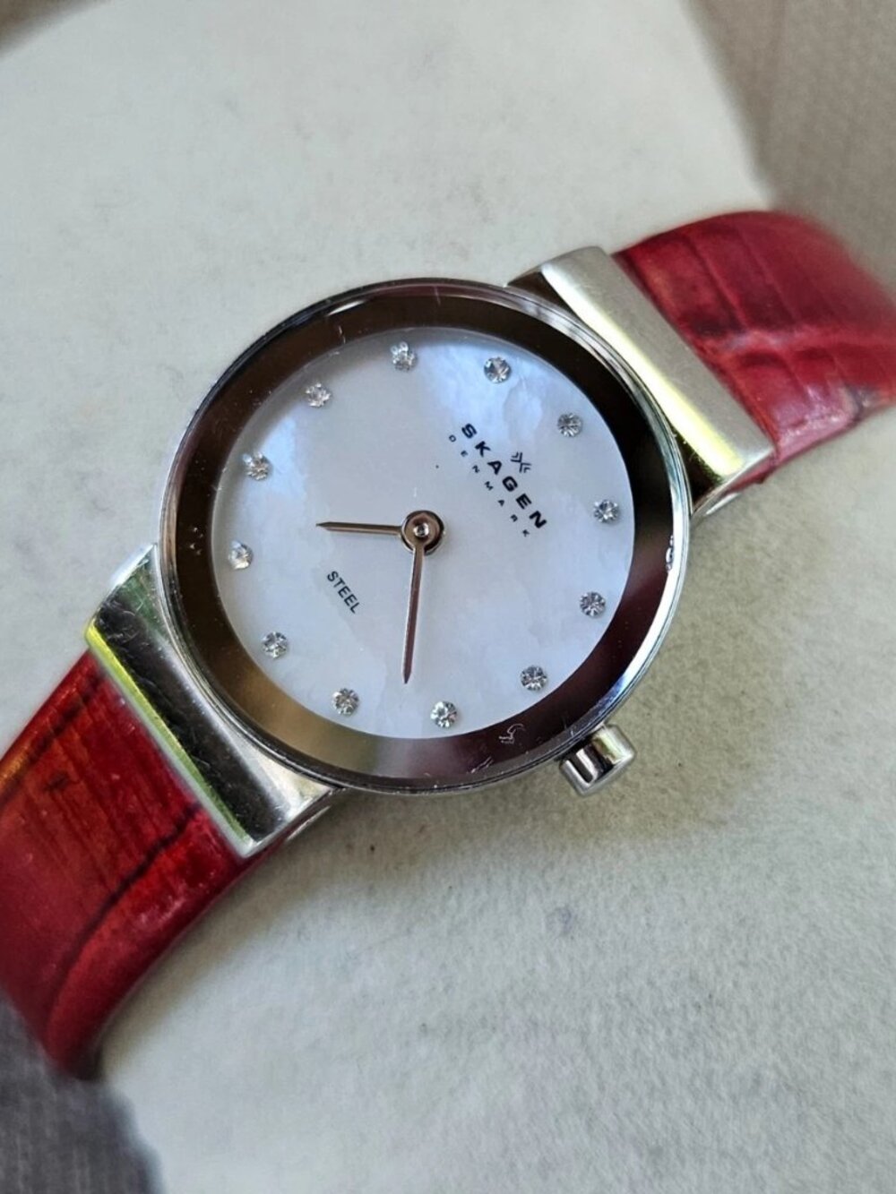 Skagen Denmark Ladies Wristwatch Red Leather Band Analog Quartz Wrist Watch